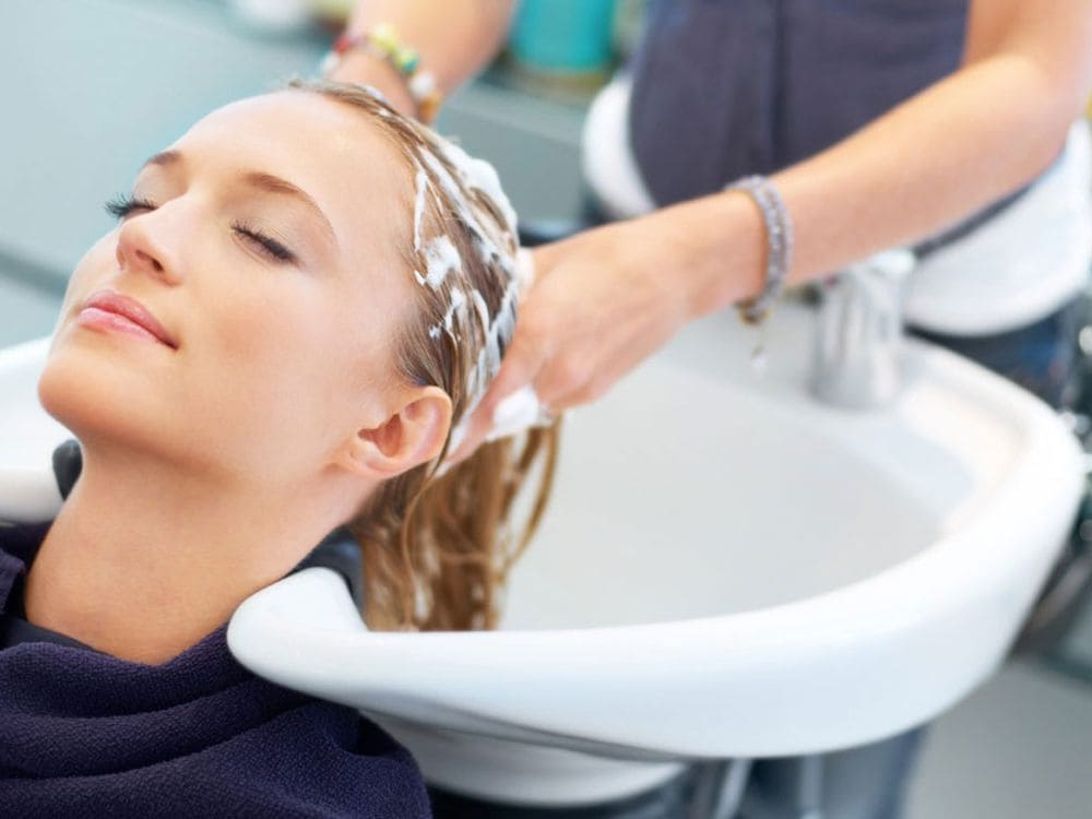 mulher fazendo hidratação no cabelo