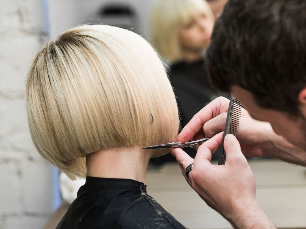 cabeleireiro-fazendo-corte-de-cabelo-feminino-curto