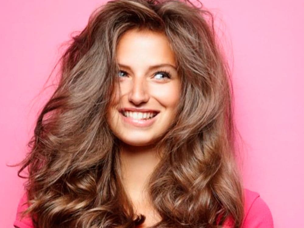 Aprenda-dar-volume-e-distaque-aos-cabelos-mulher-com-cabelo-volumoso